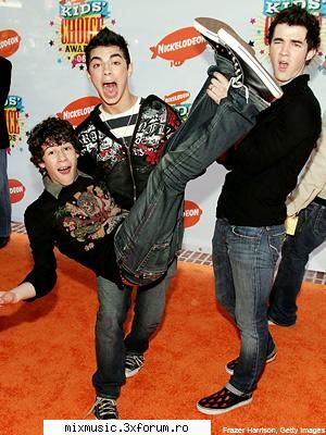 :zzz: nebunu de nick :nebun:  :nebun:  :nebun:  :rotfl: pics jonas brothers