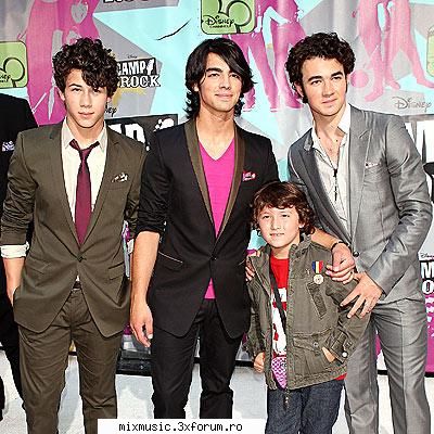 pics jonas brothers fratiorul lor mai mic    