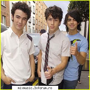 pics jonas brothers     acela joe uitatii aici stanga joe